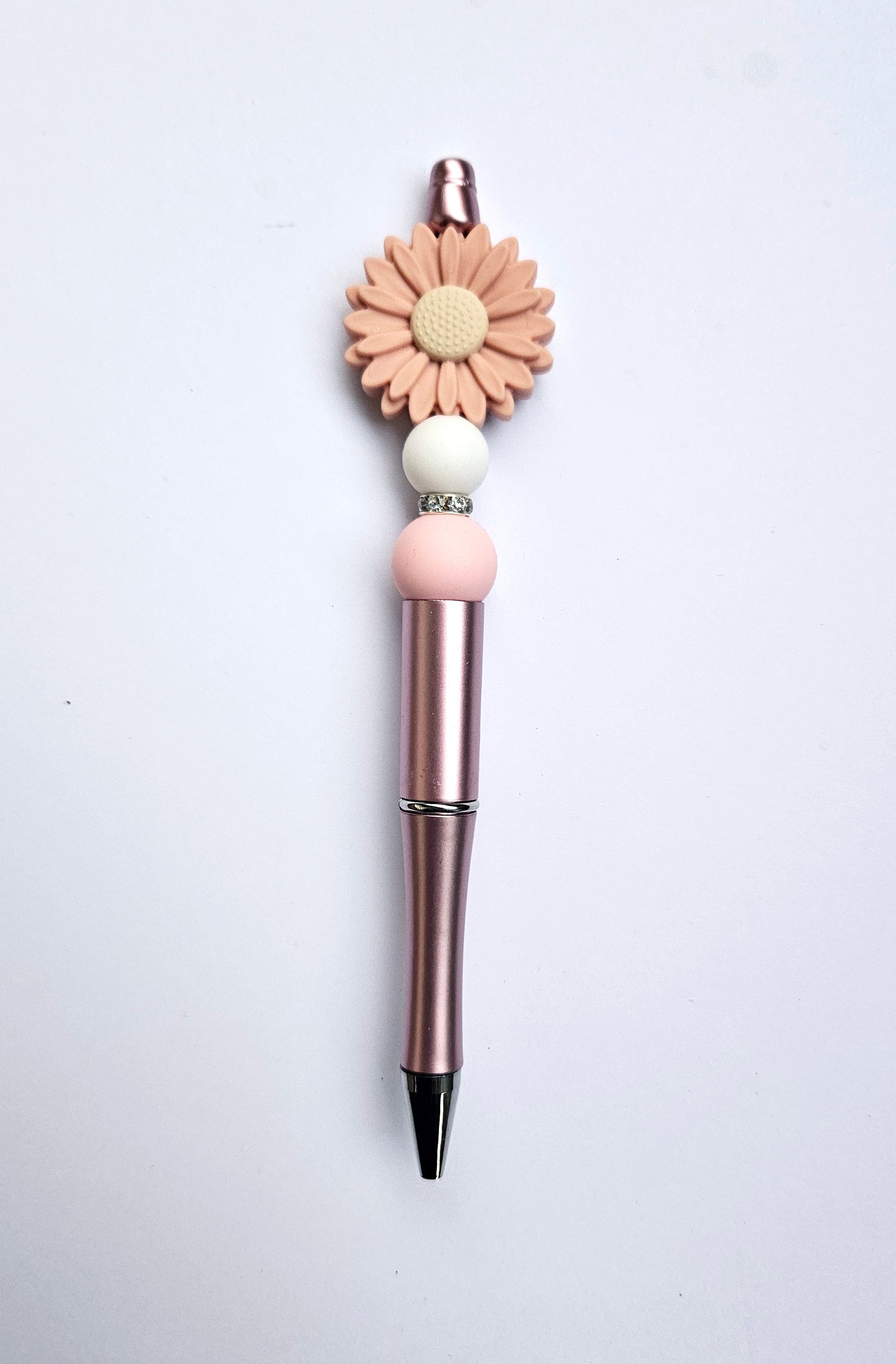 Beaded pen with daisy