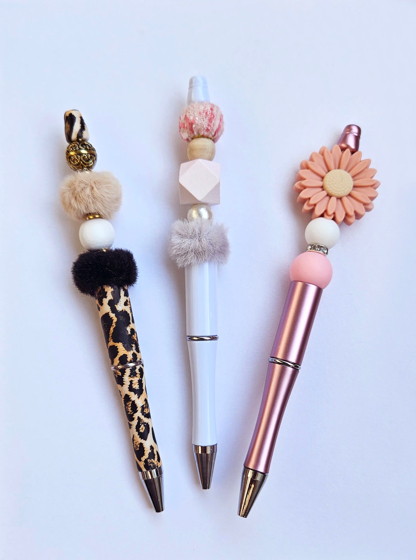 Beaded pen with daisy