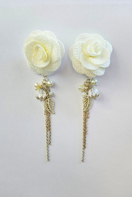 Boho-Ohrringe mit weißen Blumenperlen und Kordeln