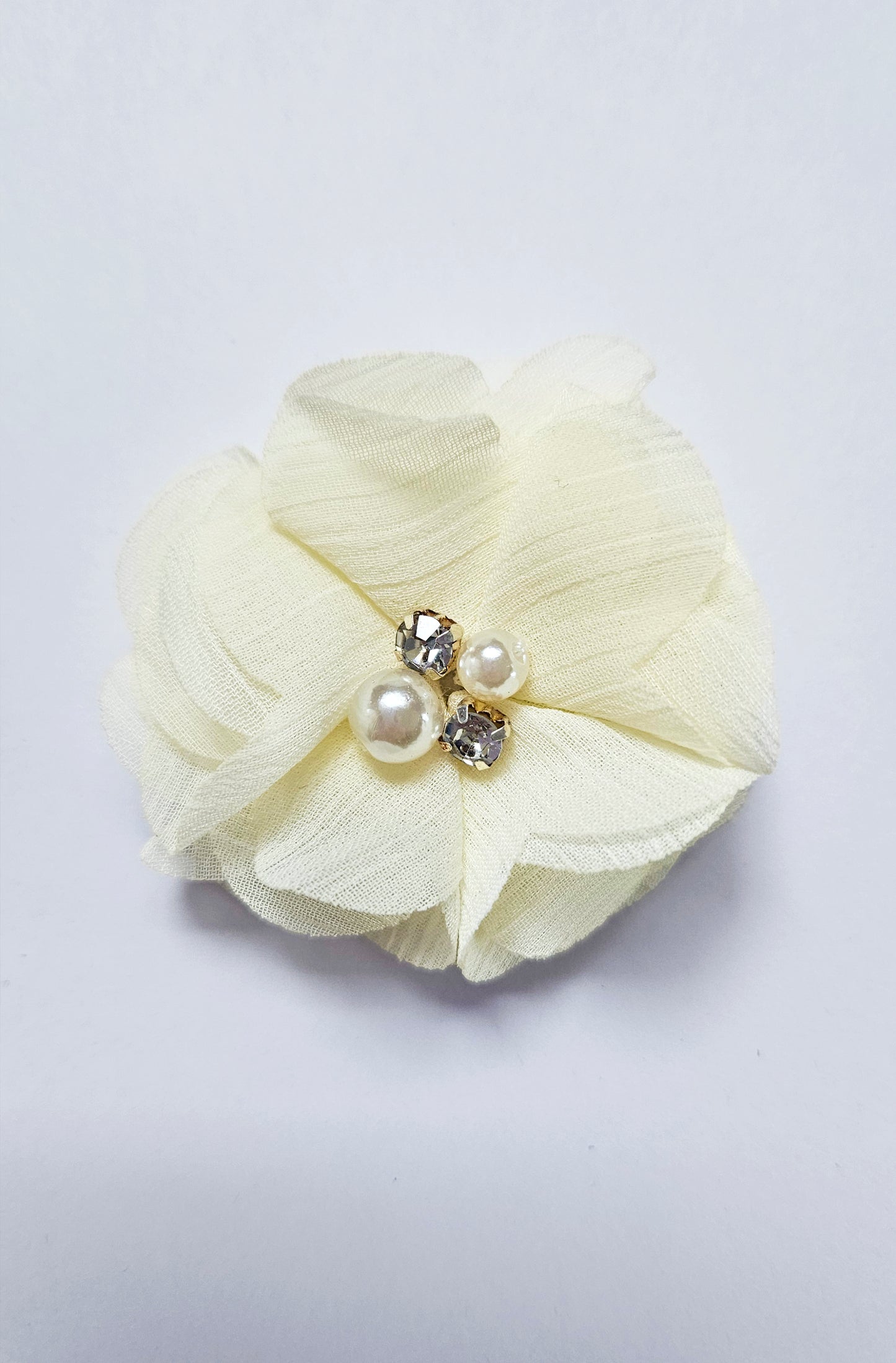 Hairclip with white flower and rhinestone pearls