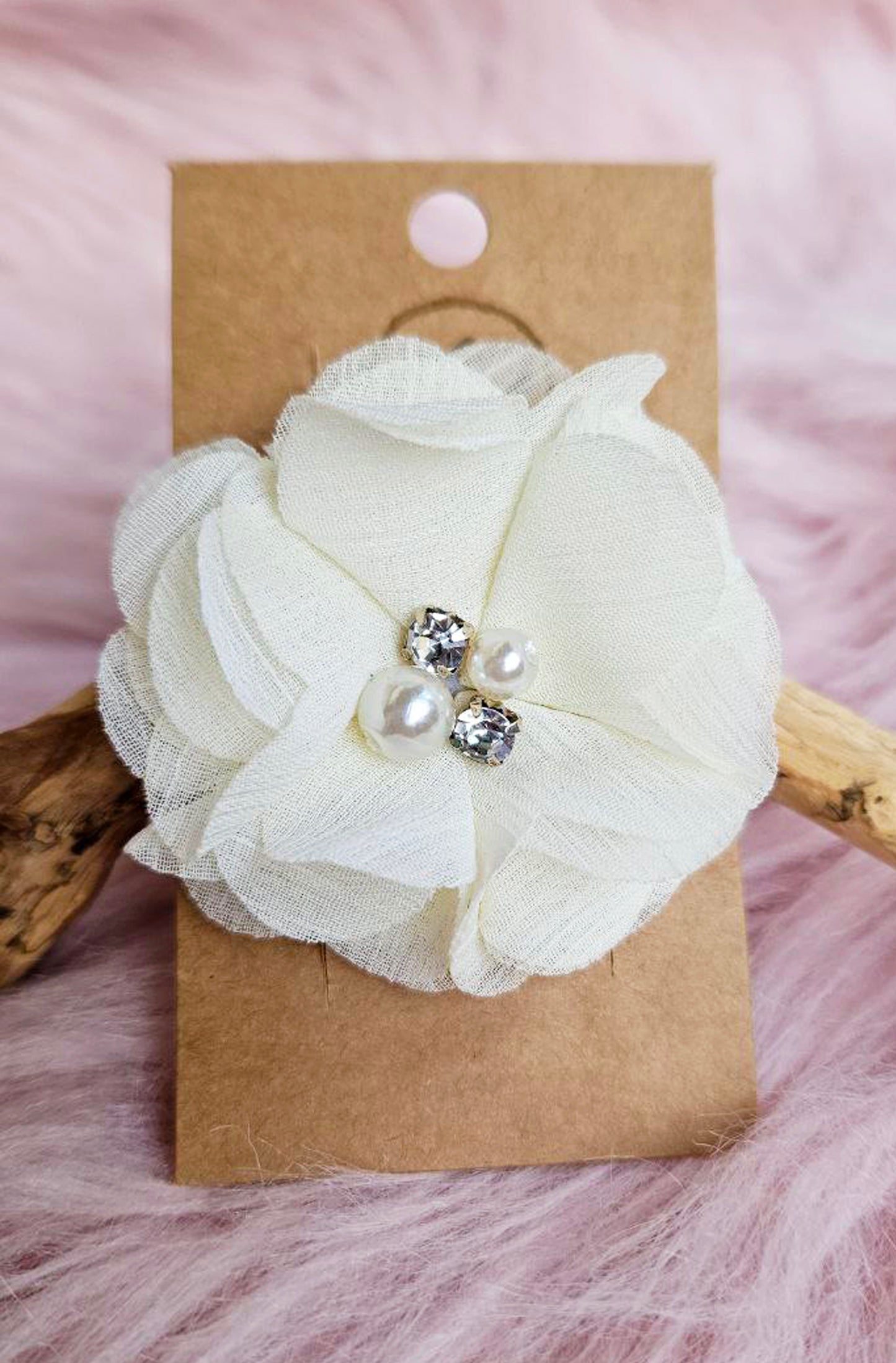 Hairclip with white flower and rhinestone pearls