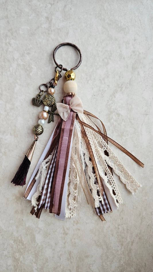 Charm mit Kronenanhänger und Bändern