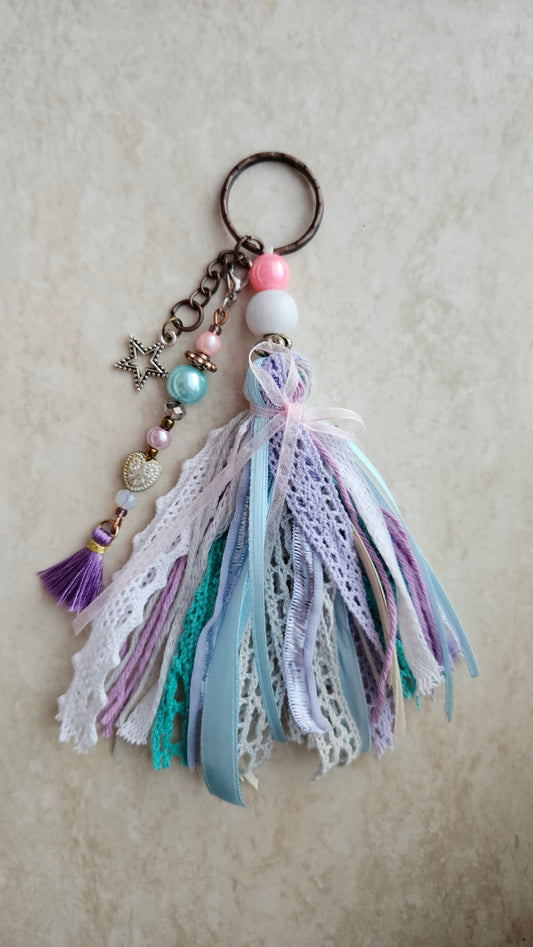 Charm mit Sternanhänger und Bändern