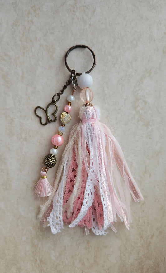 Charm mit Schmetterlingsanhänger und Bändern