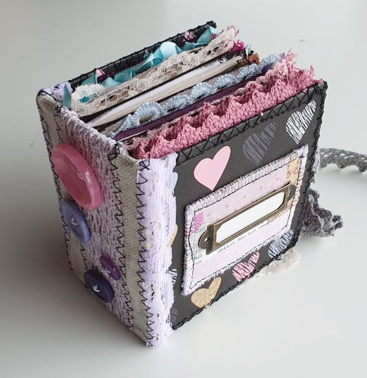 Traumtagebuch mit Herzen und Bändern