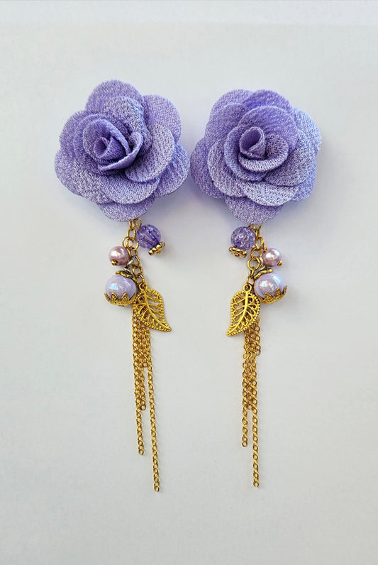 Boho-Ohrringe mit lila Blumenperlen und Kordeln