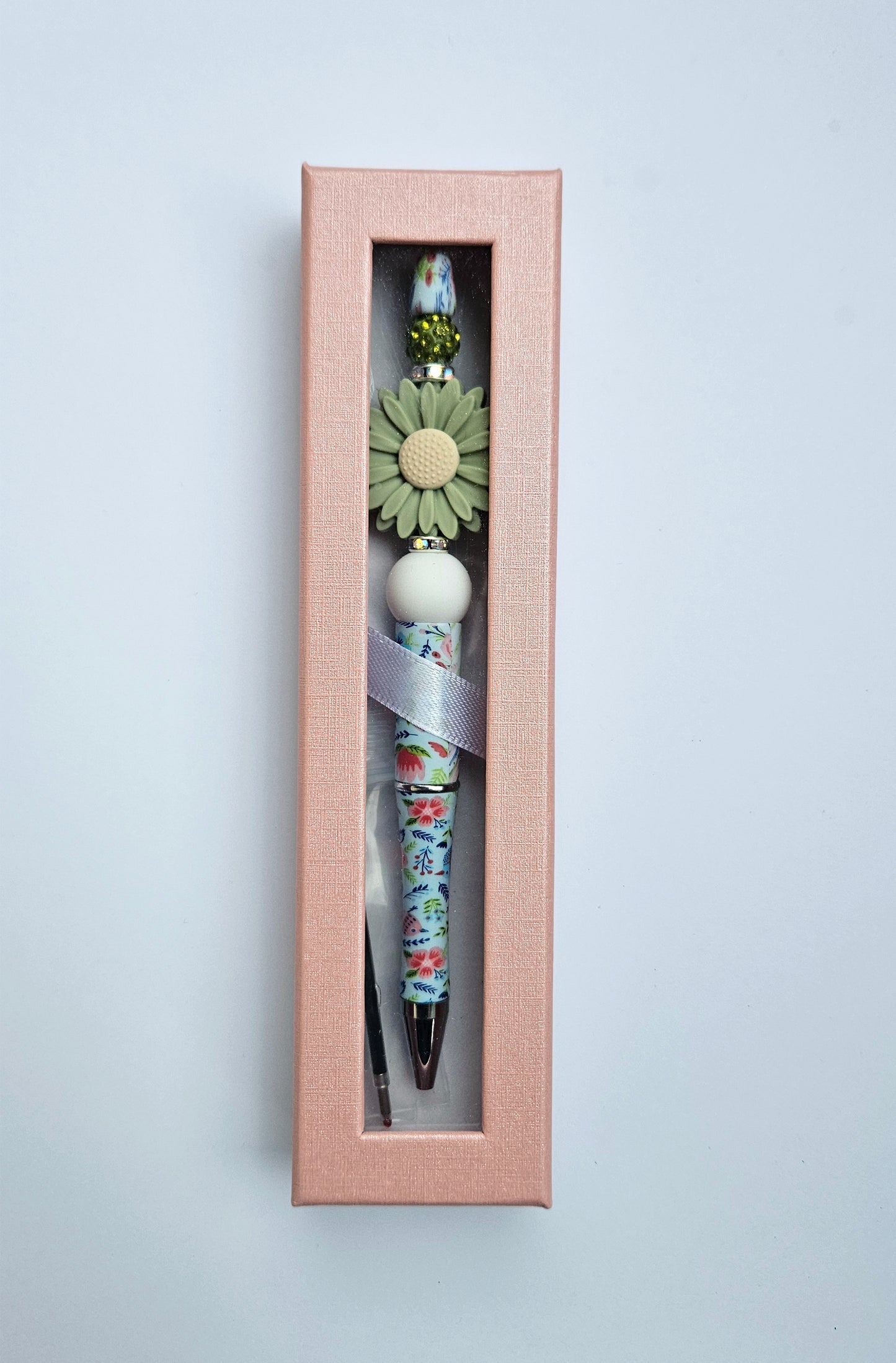 Beaded pen with green daisy
